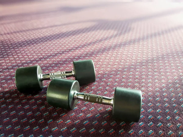 Composición con mancuernas en el gimnasio del piso . — Foto de Stock