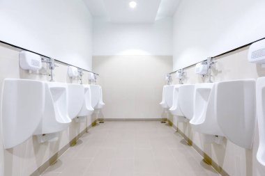 Erkekler tuvaleti bir alışveriş merkezi içinde.