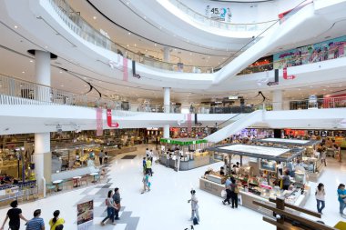 Nonthaburi, Tayland - 26 Mayıs 2016: İnsan kalabalığı alışveriş merkezi Westgate Alışveriş Merkezi Nonthaburi, Tayland. Bu bir alışveriş kompleksi ve 1982 yılında kurulmuştur..