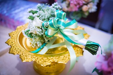 Altın phan üzerinde güzel narin gelin buketi. -Çiçek düğün tema.