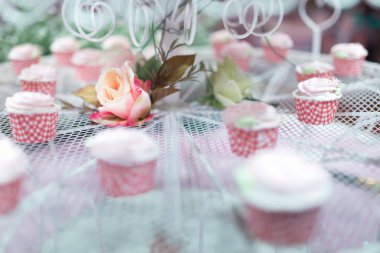 Gül çiçek weddinng kek süslemeleri ile kek üzerinde. -Seçici odak