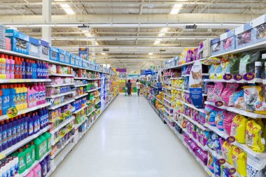 : Nakhon Pathom, Thailand - 30 Haziran 2016: Tarih 30 Haziran 2016 koridor görünümü bir Tesco Lotus süpermarket. Tesco 6,531 mağazaları dünya çapında ile dünyanın ikinci en büyük perakendeci olduğunu.