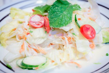 Salata karışımı taze sebze ve yengeç sopa ile.