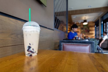 Buz cappuccino kahve karışımı ahşap bir masaya Tepesi earl gri jöle ile.