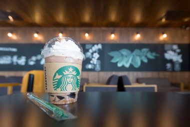 Nonthaburi, Tayland - 16 Haziran 2016: Cam, Starbuck kahve Frappuccino harmanlanmıştır içecek bir tablo. Starbucks dünyanın en büyük kahve evi 61 ülke içinde 20.000'den fazla mağaza ile mi.