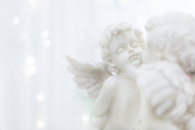 Düğün töreni sahnesinde çift eros heykeli.