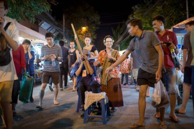 Chiang Mai, Tayland - 2 Ekim 2016: Müzik sokak sanatçı olan bir şarkı Cumartesi gecesi Chiang Mai, Tayland Market Street yürüyüş (Tha Phae kapısı).