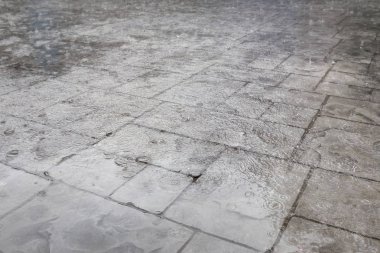 Yağmur damlacıkları bir çimento katta.