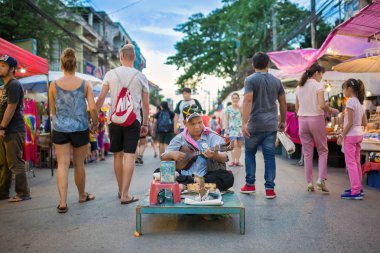 Chiang Mai, Tayland - 1 Ekim 2016: Müzik sokak sanatçı adam oynuyor bir gitar Cumartesi günü Pazar Walking Street (Wua Lai Road) Chiang Mai, Tayland.