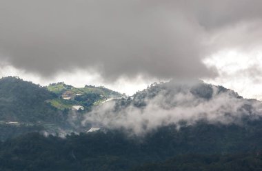 Köy manzara görünümünü fırtınalı gökyüzü ile dağ tepesinde.