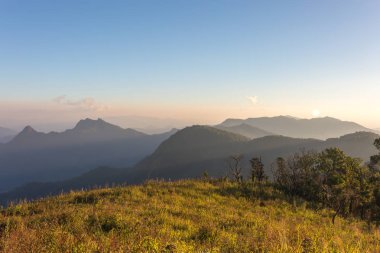 Manzaralı güzel dağlar ve alacakaranlıkta gökyüzü bakış açısı.