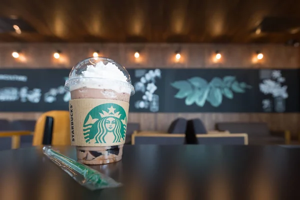 Nonthaburi, Tayland - 16 Haziran 2016: starbuck kafede masada servis Starbuck cam kahve buz karışık içecekler.