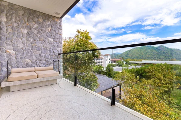 İç tasarım: dağ manzaralı güzel balkon