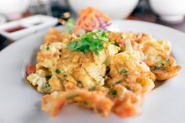 Geleneksel Tay tarzı omlet (omlet), dövülmüş yumurta hızla yapılır yakından ile tereyağı ya da yağı bir tavada kızarmış.