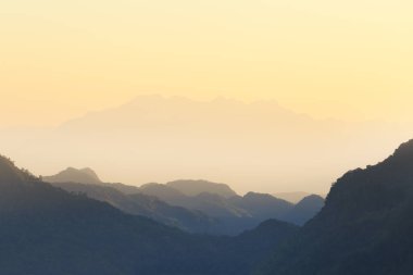 Güzel gündoğumu ve sabah sis. -(Seçici odak / sıcak sesi)