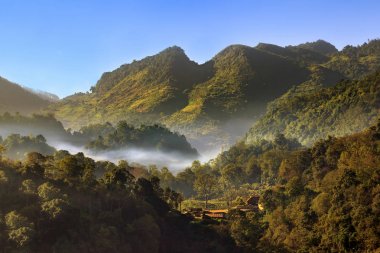 Dağın tepesine manzara görünümünden sisli sabahı.