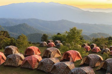 Gün batımı sırasında dağlarda çadır kamp.