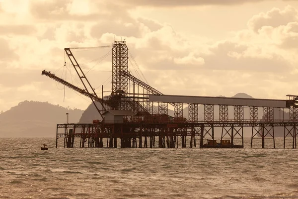 Plataforma Produção Offshore Meio Oceano Fundo Silhueta — Fotografia de Stock