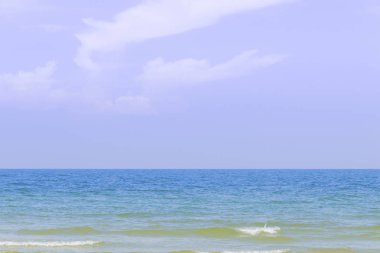 Deniz üzerinde bulutlar ile mavi gökyüzü. Doğa kompozisyonu. - (Sığ