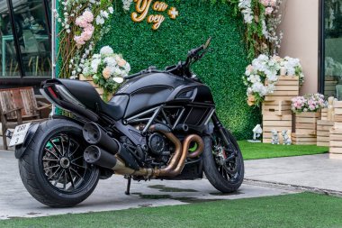 Düğün töreni sahne Ducati Diavel motosiklet.