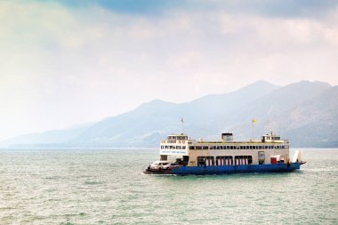 Feribot Tekne turist ve araba yüklü.