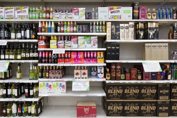 Alkol şişeleri süpermarkette bir raf kümesi.