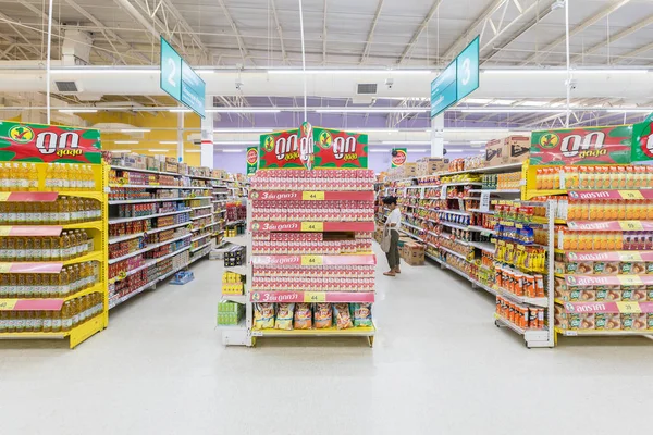 Koridor görünümü bir Tesco Lotus süpermarket.