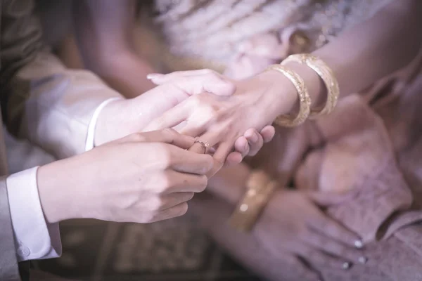 Anel de escorregamento de noivo no dedo da noiva em cerimônia de casamento . — Fotografia de Stock