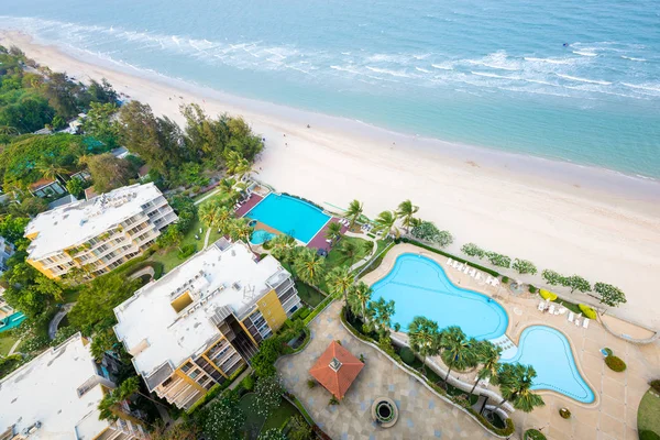 Vista panorâmica do hotel, piscina, praia e mar . — Fotografia de Stock