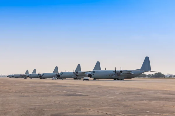 Militära flygplan på landningsbanan. — Stockfoto