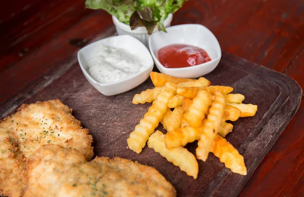 Börek, patates kızartması ile servis biftek balık. -Seçici odak