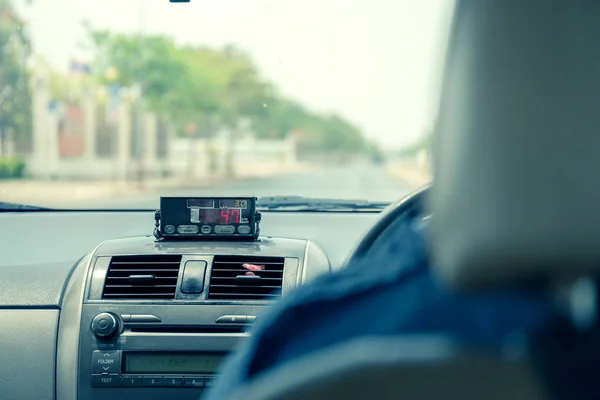 Uitzicht vanuit de cabine met meter display in Thailand. — Stockfoto