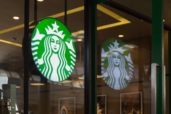 Bir Starbucks mağaza cephe Starbucks işareti görüntülenir.