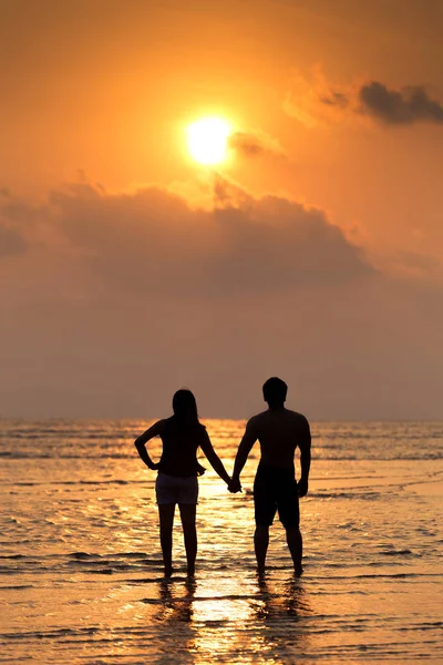 浪漫的年轻情侣享受 b 上的夕阳的剪影 — 图库照片