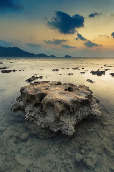 Mare durante il tramonto. Bellissimo paesaggio marino estivo naturale . — Foto Stock