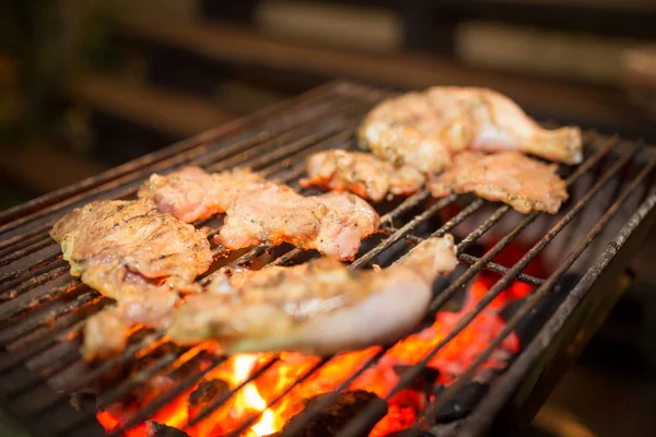 Assortiment de viande de poulet et de porc sur barbecue grill cuit pour le dîner de famille d'été. - Mise au point sélective — Photo