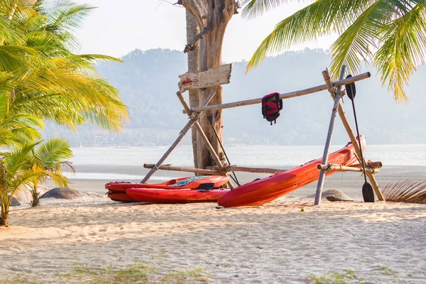 Kayak barcos en una playa tropical . — Foto de Stock