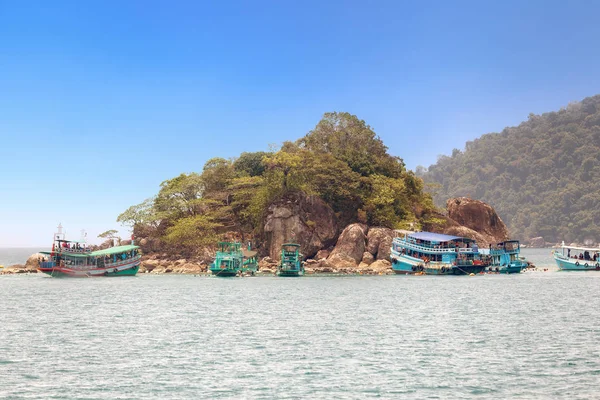 Tourists are enjoy snorkeling underwater at Koh Yak Lek (Island located near Koh Chang in Trat, Thailand) — Stock Photo, Image