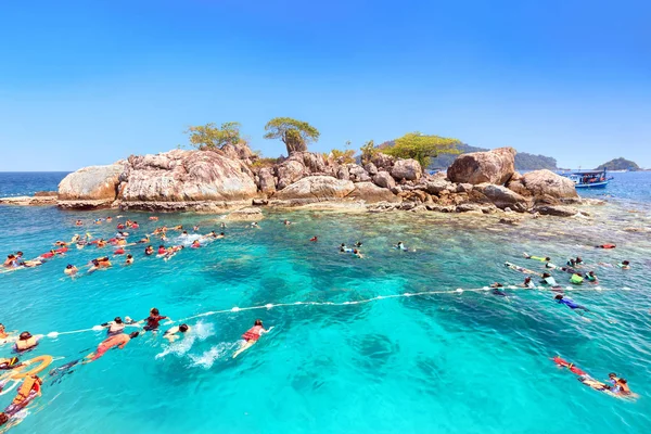 Los turistas disfrutan buceando bajo el agua en Koh Yak Lek (Isla — Foto de Stock