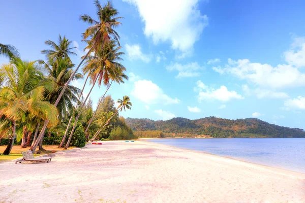 Hermosa playa tropical en Koh chang, Tailandia . — Foto de Stock