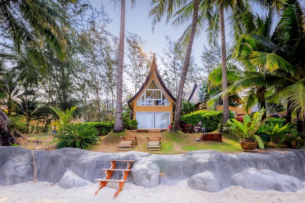 Casa tradicional tailandesa arquitetura moderna perto da praia na Tailândia . — Fotografia de Stock