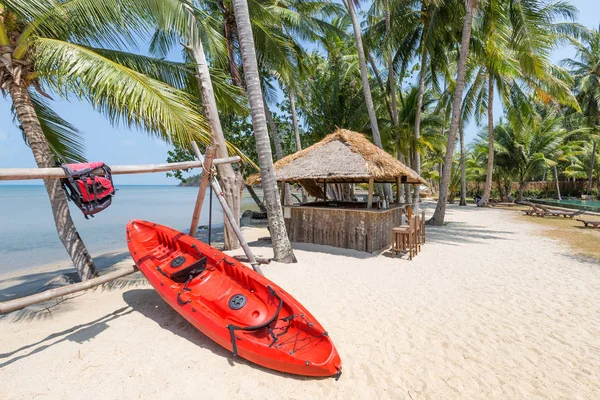 Watersport caiaque barco sob uma palmeira em uma areia branca tropical — Fotografia de Stock