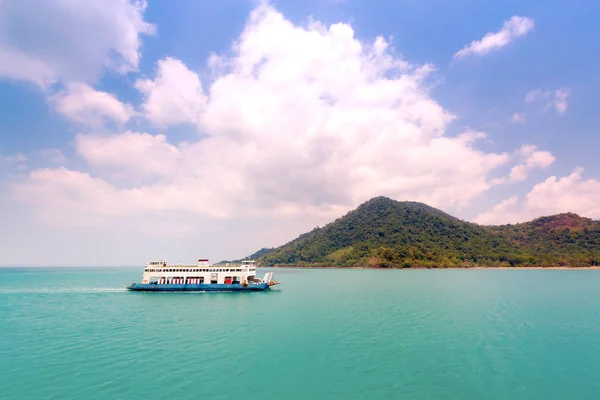 Ferry boat heading to the Island. — Stock Photo, Image