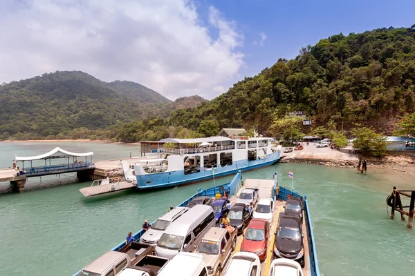 : Trat, Thailand - 16 Nisan 2016: Turist ve Feribot Tekne ve başlık adaya yüklü araçların.