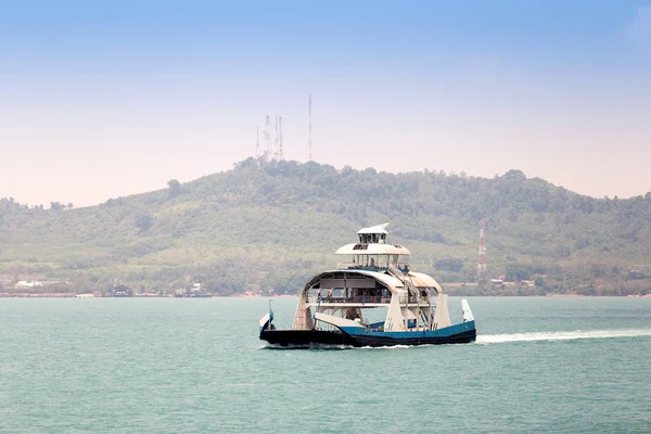 Tourists and cars loaded on ferry boat and heading to Koh Chang Island. Koh Chang island is the second largest island in Thailand. — Stock Photo, Image