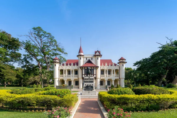 Jerlet Sanam Chan Sarayı (Kral Rama 6), Nakhon yolu'nda heykeli