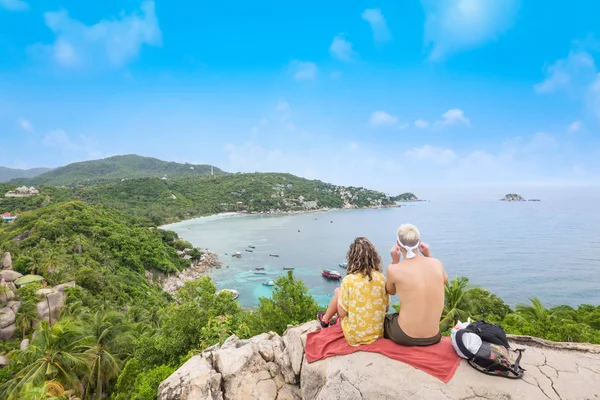 Couple Tourists Relaxing John Suwan View Point Koh Tao Thailand — Stock Photo, Image