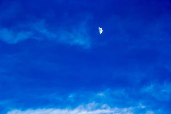 Голубое небо, луна — стоковое фото