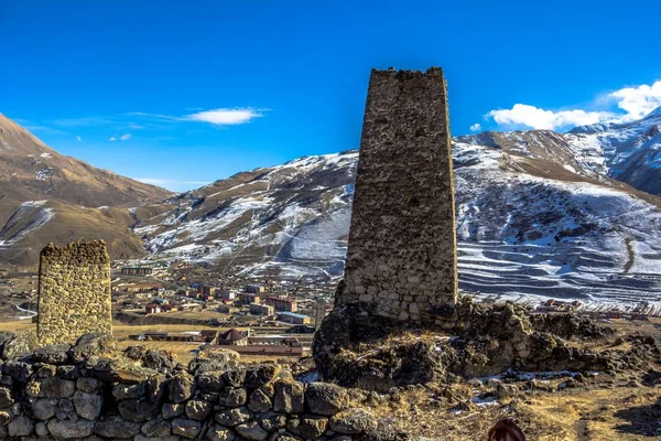 Vecchia torre nella gola di montagna — Foto Stock