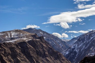 Dağ manzarası, kayalar